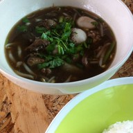 กลางไร่ ก๋วยเตี๋ยวดงมูลเหล็ก