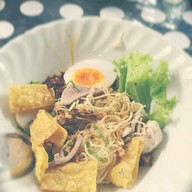 ก๋วยเตี๋ยวแม่ปู (บางขมิ้น) และ น่ากินแลนด์