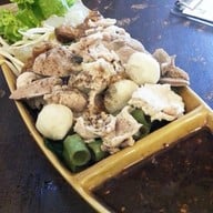 ชุดหมูจิ้มแจ่วเสิร์ฟมาในเรือลำน้อย