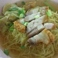 แชมป์บะหมี่เกี๊ยว ปู หมูแดง 20ปี ซอยลาซาล