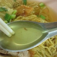 แชมป์บะหมี่เกี๊ยว ปู หมูแดง 20ปี ซอยลาซาล