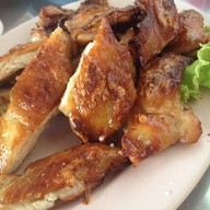 เปี๊ยกส้มตำไก่ย่างหนังกรอบ