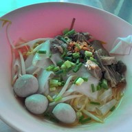 ทรงกิจ ก๋วยเตี๋ยวลูกชิ้นน้ำใส (เบตง) ปากซอยหทัยราษฎร์ 8