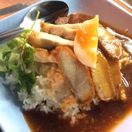 แชมป์บะหมี่เกี๊ยว ปู หมูแดง 20ปี ซอยลาซาล