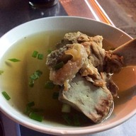 แชมป์บะหมี่เกี๊ยว ปู หมูแดง 20ปี ซอยลาซาล