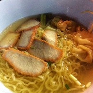 แชมป์บะหมี่เกี๊ยว ปู หมูแดง 20ปี ซอยลาซาล