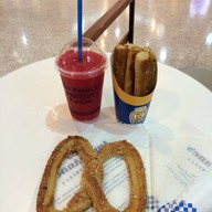 เซต Almond Pretzel 1 ที่ + Original Stix 1 ที่ + Strawberry Dutch Ice 1 แก้ว