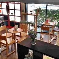 Moka Cafe สาขาสี่แยกสะพานเดชาติวงศ์