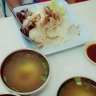 ร้านหยูข้าวมันไก่&ข้าวเหนียวหมวยมูน