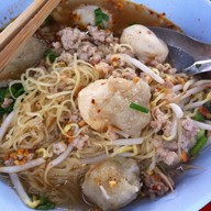 ก๋วยเตี๋ยวแคระ เย็นตาโฟใต้BTSสะพานตากสิน