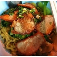 แชมป์บะหมี่เกี๊ยว ปู หมูแดง 20ปี ซอยลาซาล