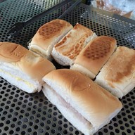 ขนมปังปิ้ง หลังโรงเรียนโรจนวิทย์