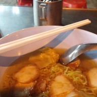 แชมป์บะหมี่เกี๊ยว ปู หมูแดง 20ปี ซอยลาซาล