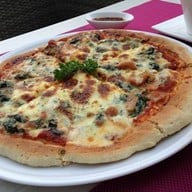 Luna Sky Garden Cafe’ โรงแรมโกลว์ ประตูน้ำ