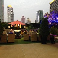 Luna Sky Garden Cafe’ โรงแรมโกลว์ ประตูน้ำ