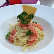 Luna Sky Garden Cafe’ โรงแรมโกลว์ ประตูน้ำ