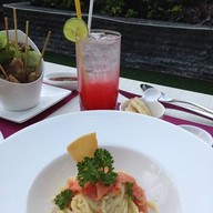 Luna Sky Garden Cafe’ โรงแรมโกลว์ ประตูน้ำ