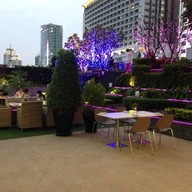 Luna Sky Garden Cafe’ โรงแรมโกลว์ ประตูน้ำ