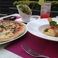 Luna Sky Garden Cafe’ โรงแรมโกลว์ ประตูน้ำ