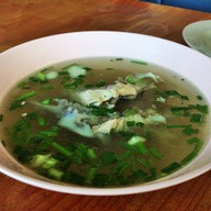 ข้าวมันไก่ ขนมจีน หน้าโรงพยาบาลใกล้หมอ