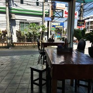 ข้าวมันไก่ ขนมจีน หน้าโรงพยาบาลใกล้หมอ