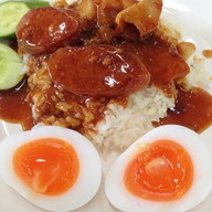 ข้าวหมูกรอบไข่ต้ม
