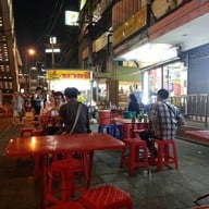 ชายสี่บะหมี่เกี๊ยว BTS ราชเทวี