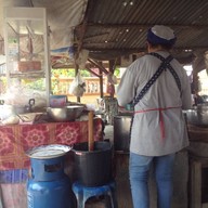 ก๋วยเตี๋ยวป้าพร วัดกุฎโง้ง