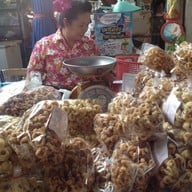 ไส้อั่วคุณถนอม อาหารเหนือ ตลาดอัศวิน