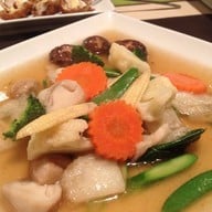 ราดหน้าเส้นกรอบ 125.-