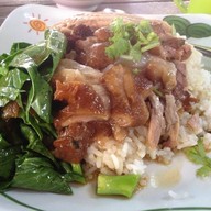 ข้าวขาหมูรสเด็ด  ตลาดสินทอง