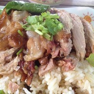 ข้าวขาหมูรสเด็ด  ตลาดสินทอง