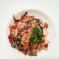 สปาเก็ตตี้ดูโอ้เบค่อนกรอบกากหมู 190 บาท