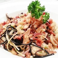 สปาเก็ตตี้ดูโอ้เบค่อนกรอบกากหมู 190 บาท