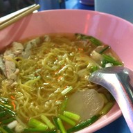 ก๋วยเตี๋ยวไก่ ปลาวาฬ
