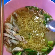 ก๋วยเตี๋ยวไก่ ปลาวาฬ