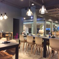 Jiro Raw bar & grill โรงแรม แมนฮัตตัน