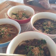 ร้านก๋วยเตี๋ยวอิ่มอร่อย แยกพระยืน