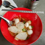 ตี๋เล็ก ก๋วยเตี๋ยวลูกชิ้นปลา ข้าวขาหมูอบน้ำผึ้ง