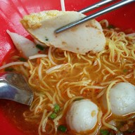 ตี๋เล็ก ก๋วยเตี๋ยวลูกชิ้นปลา ข้าวขาหมูอบน้ำผึ้ง