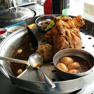ตี๋เล็ก ก๋วยเตี๋ยวลูกชิ้นปลา ข้าวขาหมูอบน้ำผึ้ง
