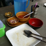 ตี๋เล็ก ก๋วยเตี๋ยวลูกชิ้นปลา ข้าวขาหมูอบน้ำผึ้ง
