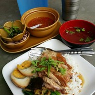 ตี๋เล็ก ก๋วยเตี๋ยวลูกชิ้นปลา ข้าวขาหมูอบน้ำผึ้ง