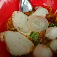 ตี๋เล็ก ก๋วยเตี๋ยวลูกชิ้นปลา ข้าวขาหมูอบน้ำผึ้ง