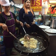 ผัดไทย หอยทอด ตลาดอตก.(เจ๊สมรเจ้าเก่า20ปี)