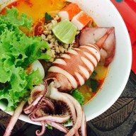ก๋วยเตี๋ยวต้มยำกุ้งหนักเครื่อง