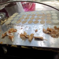 ขนมเบื้อง หน้าร้านสมบูรณ์ไทย