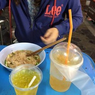 ก๋วยเตี๋ยวไก่ ปลาวาฬ