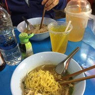 ก๋วยเตี๋ยวไก่ ปลาวาฬ