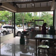 ก๋วยเตี๋ยวลูกชิ้นนายโก บางใหญ่ หน้าร้านทำฟัน